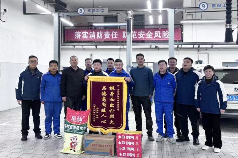 相鄰廢品回收站起火，汽貿公司迅速組織撲救