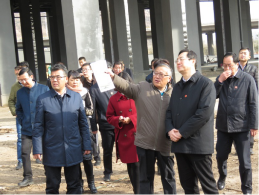 省委常委、西寧市委書記王曉在青海省物產(chǎn)集團總公司黨委書記、總經(jīng)理王玉輝陪同下，深入青海物產(chǎn)朝陽物流園區(qū)。